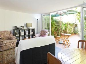 uma sala de estar com uma cama e uma mesa em Apartment with Private Garden no Porto