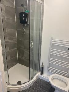 ストーク・オン・トレントにあるHappy Homesのバスルーム(シャワーブース、トイレ付)