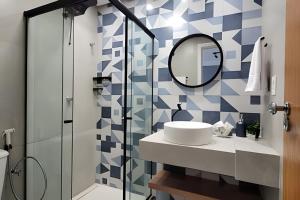 a bathroom with a sink and a mirror at Condomínio à beira mar em Praia de Itaparica in Vila Velha +77 photos