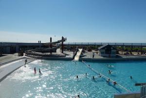 un grupo de personas en una piscina en Ferienwohnung mit Nordseeblick! de Swolk, en Dorum-Neufeld