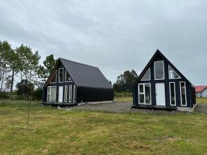 蒙特港Cabañas RyL2的两座黑房子正坐在田野里