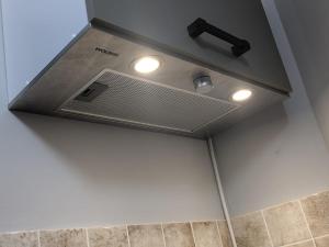 Un techo con tres luces en un baño. en Компактная студия в центре, en Chişinău