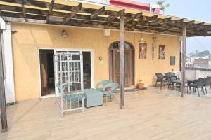 Balkón nebo terasa v ubytování Luxury Kumbh Urban Getaway