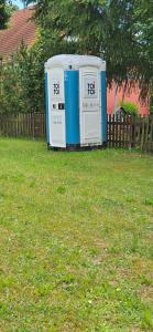 twee draagbare toiletten in het gras in een tuin bij Camping - Wohnmobilstellplatz in der Seenplatte in Carpin