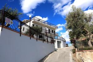 Un edificio blanco con un balcón al costado. en Trabia Casa Bianca B, en Mandra Capreria
