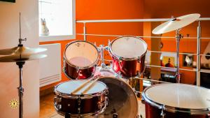 a set of drums sitting on top of a table at Villa Gambula - Relax and Pool in Perdaxius