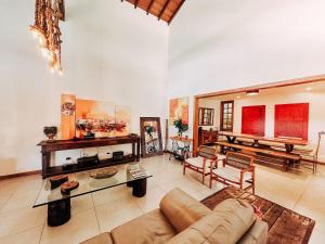 a living room with a couch and a table at Casa na Serra com 7 Suites em Correas - Petrópolis in Bom Sucesso