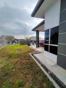 a grassy yard next to a house at Homestay hanamuslim senawang in Seremban