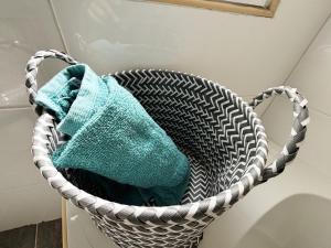 Traditional Maltese Townhouse في سليمة: سلة مع منشفة في الحمام +7 صور