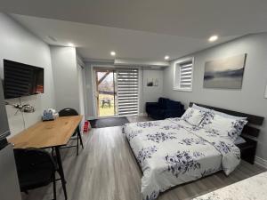 Letto o letti in una camera di Ravine Retreat - 3RM Suite, 2BD, 1 WR, Pool, Sauna