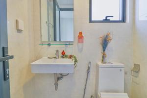 un baño con lavabo e inodoro en Nice Condo - Soho Building, en Ho Chi Minh 35 fotos más