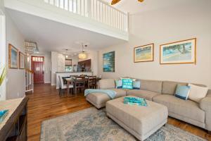een woonkamer met een bank en een tafel bij E34 Waikoloa Fairway Villas in Waikoloa