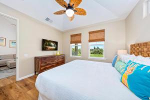 een slaapkamer met een bed en een plafondventilator bij E34 Waikoloa Fairway Villas in Waikoloa +38 foto's