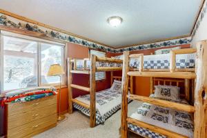 Ένα ή περισσότερα κρεβάτια σε δωμάτιο στο Big Bear Retreat