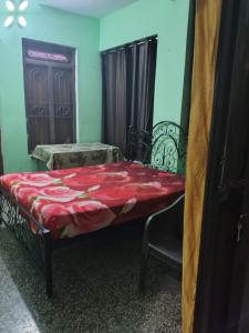 Postel nebo postele na pokoji v ubytování Mahakumbh 2025