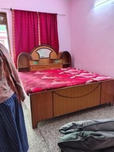 Postel nebo postele na pokoji v ubytování Mahakumbh 2025