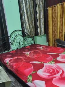 Postel nebo postele na pokoji v ubytování Mahakumbh 2025 + 1 fotografie