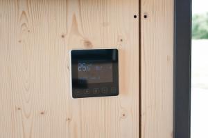 une horloge électronique sur un mur en bois dans l'établissement Sleep Space 4 - Green Tiny Spot Friesland, à Schortens