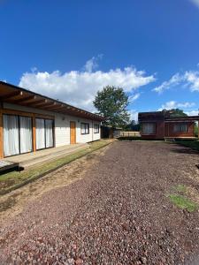 an empty road in front of a house at Cabaña M&R 2 in Lago Ranco +3 photos