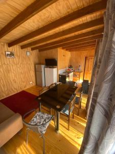 an overhead view of a living room with a table and chairs at Cabaña M&R 2 in Lago Ranco