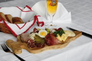 Jedzenie w pensjonacie lub w pobliżu