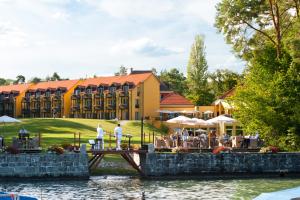 Bazén v ubytování Hotel La Barcarolle nebo v jeho okolí