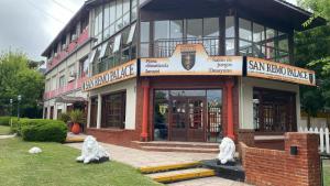 a building with a sign that reads san francisco samurai at San Remo Palace Hotel in Villa Gesell