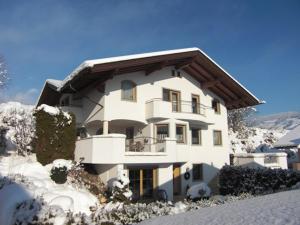 菲根的住宿－Astrid Schneeberger，一座大白房子,地面上积雪