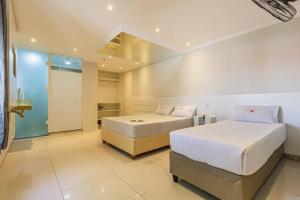 圣保罗Hotel Age - Próximo Arena Corinthians e Aeroporto de Guarulhos的一间卧室,配有两张床