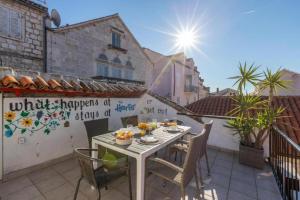uma mesa no telhado de uma casa com comida nela em Hvar Bayfront em Hvar