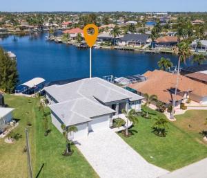 Galeriebild der Unterkunft Bougee Waterfront with Salt Water Pool, Spa, and Game Room in Cape Coral