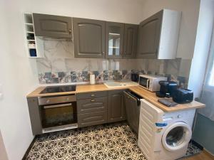 a small kitchen with a washing machine and a washer at 2 Pièces Joinville- le- Pont in Joinville-le-Pont +10 photos