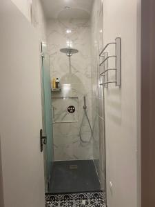 a bathroom with a shower with a glass door at 2 Pièces Joinville- le- Pont in Joinville-le-Pont