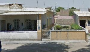 un vieux bâtiment avec une porte dans une ville dans l'établissement Rosa1, à Pucalá