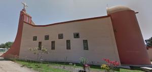 un grand bâtiment avec une tour d'horloge. dans l'établissement Rosa1, à Pucalá