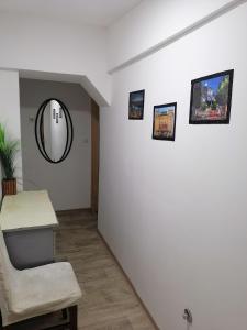 Habitación blanca con silla y espejo en Small low cost Dorcol, en Belgrado