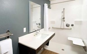 Koupelna v ubytování WoodSpring Suites Austin Central