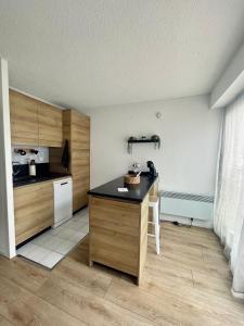 Кухня или мини-кухня в Charmant studio rénové au Coeur des Sables d'Olonne
