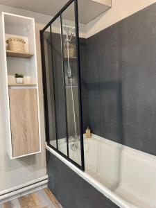 Ванная комната в Charmant studio rénové au Coeur des Sables d'Olonne