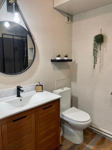 Ванная комната в Charmant studio rénové au Coeur des Sables d'Olonne +2 фотографии