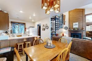 Η κουζίνα ή μικρή κουζίνα στο Meadows Condo Unit #16