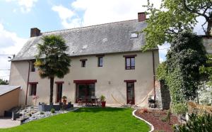 an exterior view of a house with a yard at Appartement dans maison de 1789 au centre de Vitré in Vitré