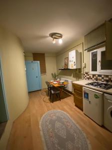 Kuchyň nebo kuchyňský kout v ubytování Taksim Sofa House