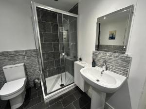 Ένα μπάνιο στο Rowditch House Spacious 3 Bed Home from Home in Derby +39 φωτογραφίες