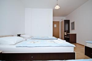 Llit o llits en una habitació de Hotel Luburić