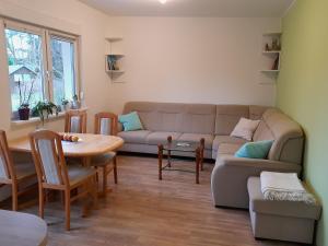 a living room with a couch and a table at Ferienbungalow Kräuterhexxe in Brandenburg an der Havel