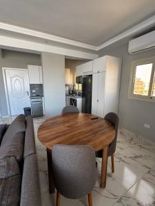 Kuchyň nebo kuchyňský kout v ubytování Seaside Serenity Apartment