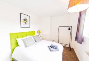 Postel nebo postele na pokoji v ubytování 4 Bed - 2 Baths 1 Walk In Shower Lots Of Parking