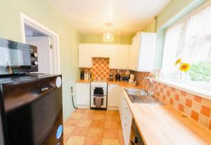 Kuchyň nebo kuchyňský kout v ubytování 4 Bed - 2 Baths 1 Walk In Shower Lots Of Parking