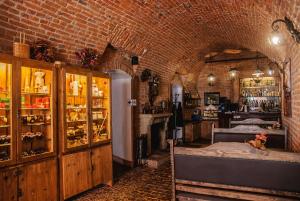 a room with a brick wall and a kitchen with a counter at Hotel Pod Kogutkiem in Krzywaczka